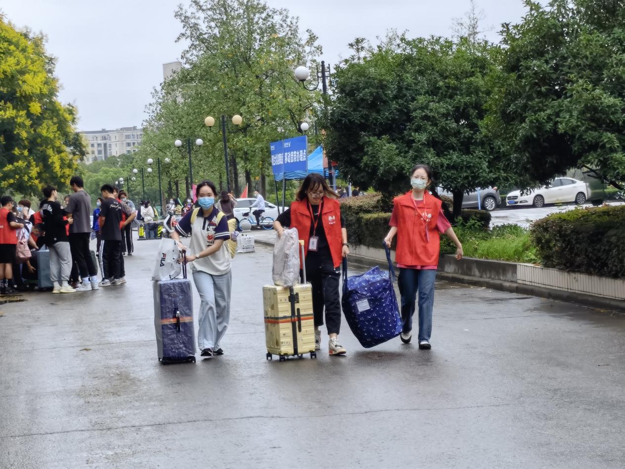 365上市公司志愿者帮新生搬运行李