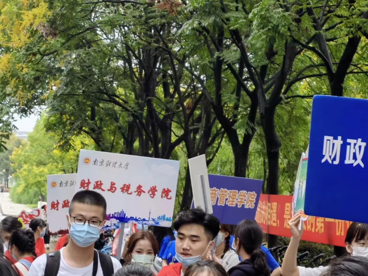 365上市公司志愿者迎接新生
