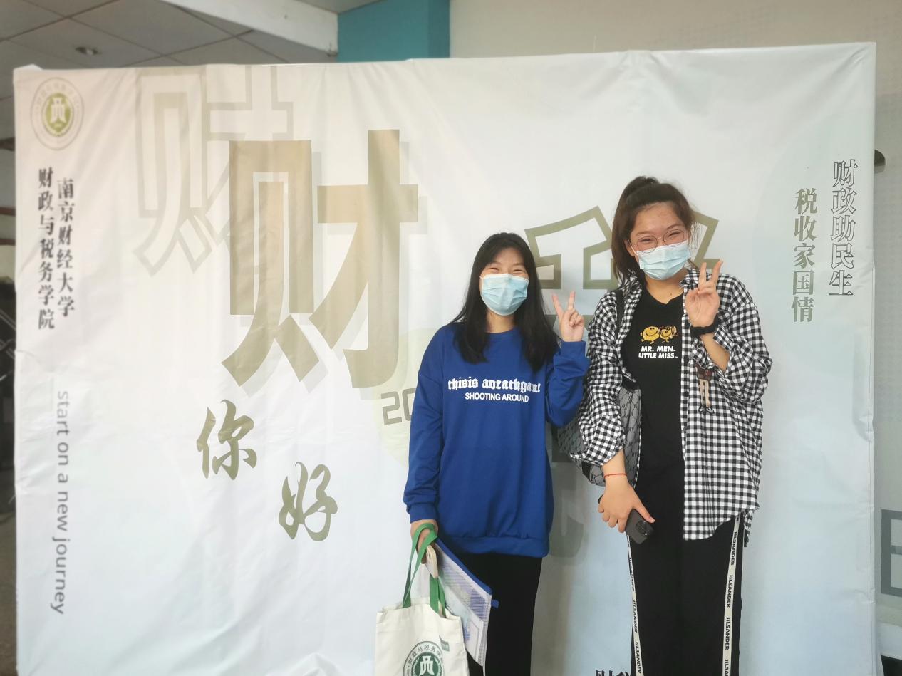 365上市公司新生拿到礼物后合影
